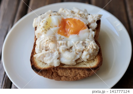 豆乳食パンで作った塩麹チキンと温玉のオープンサンド 豆乳食パンで作った塩麹チキンと温玉のオープンサンド 141777124