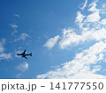 青空に飛ぶ飛行機 141777550