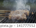 網で焼く焼き鳥 141777552