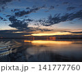 鏡張りの夕日　アマゾン川から 141777760