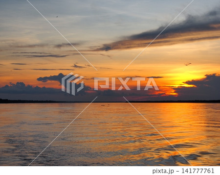 アマゾン川フェリー上からの美しい夕日 アマゾン川フェリー上からの美しい夕日 141777761