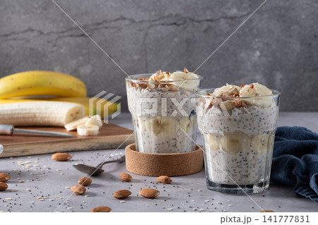 Overnight oats in glasses 141777831
