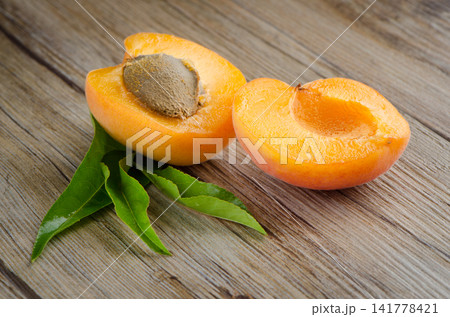 Apricots 141778421
