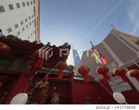 マレーシア・クアラルンプールのチャイナタウンの寺と近代ビルを観る風景 マレーシア・クアラルンプールのチャイナタウンの寺と近代ビルを観る風景 141778698