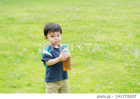 水分補給をする男の子 水分補給をする男の子 141778807