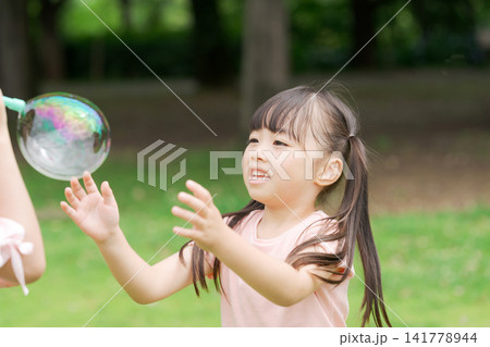 夏の公園で遊ぶ姉妹 141778944