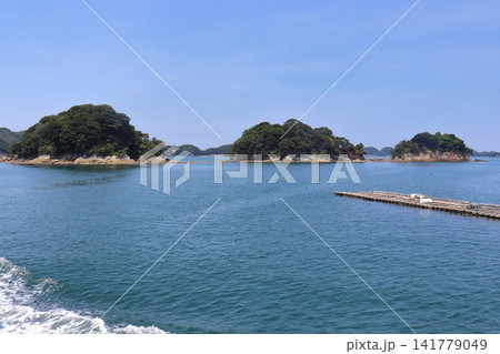 鳥羽湾 三ッ島前の牡蠣養殖いかだ 141779049