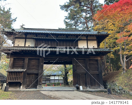 青森県弘前市の公園、弘前公園の弘前城の二の丸東門と11月の紅葉です。 青森県弘前市の公園、弘前公園の弘前城の二の丸東門と11月の紅葉です。 141779141
