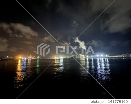 海に反射する光 海に反射する光 141779160