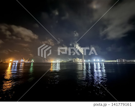 海に浮かぶ工場夜景 海に浮かぶ工場夜景 141779161