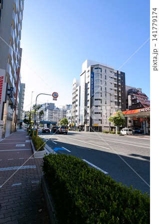 ビルが立ち並ぶ都会の交差点の風景 ビルが立ち並ぶ都会の交差点の風景 141779174