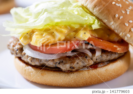 フレッシュなハンバーガーとコーラ 141779603