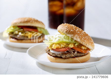 フレッシュなハンバーガーとコーラ フレッシュなハンバーガーとコーラ 141779606