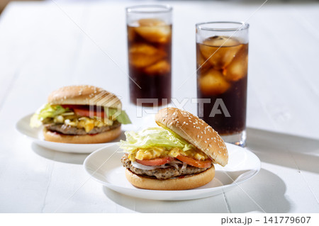 フレッシュなハンバーガーとコーラ 141779607