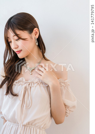 アクセサリー,ジュエリー,ピアス,イヤリングをつけた女性の横顔 141779795