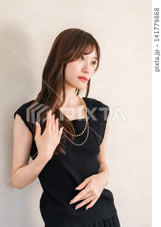 アクセサリー,ジュエリー,ネックレスをつけた黒いドレス姿の女性 アクセサリー,ジュエリー,ネックレスをつけた黒いドレス姿の女性 141779868