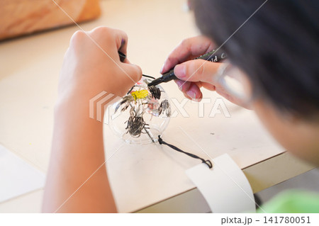 風鈴にカブトムシの絵を描く男の子の絵付け体験 風鈴にカブトムシの絵を描く男の子の絵付け体験 141780051