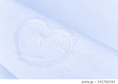 新雪の上に描かれたハート形 141780193