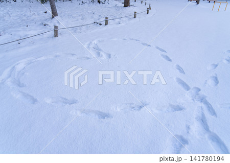 新雪の上に描かれたハート形 新雪の上に描かれたハート形 141780194