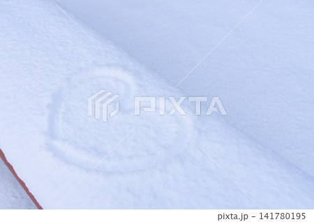 新雪の上に描かれたハート形 141780195