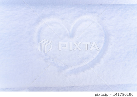 新雪の上に描かれたハート形 141780196