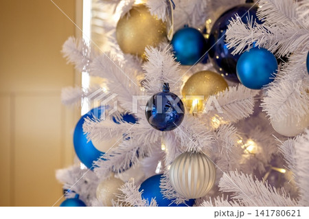 ブルーオーナメントが彩るホワイトクリスマスツリー ブルーオーナメントが彩るホワイトクリスマスツリー 141780621