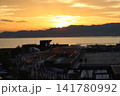 冬の夕暮れの海と船が停泊する港の風景 141780992
