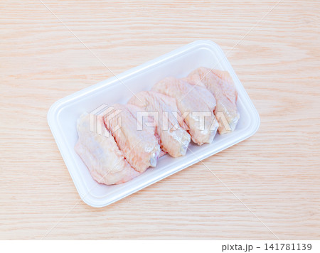 食品パック入りの鶏の手羽先 141781139