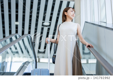 旅行をする女性 旅行をする女性 141781992