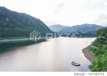 新緑の山々に囲まれた群馬県みなかみ町の赤谷湖の全景 新緑の山々に囲まれた群馬県みなかみ町の赤谷湖の全景 141782153