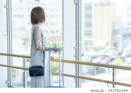 旅行をする女性 旅行をする女性 141782164