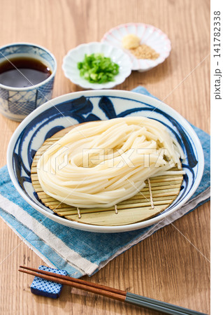 ざるうどん 讃岐うどんをお皿に盛った冷たい麺料理 ざるうどん 讃岐うどんをお皿に盛った冷たい麺料理 141782338