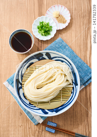 ざるうどん 讃岐うどんをお皿に盛った冷たい麺料理 ざるうどん 讃岐うどんをお皿に盛った冷たい麺料理 141782339