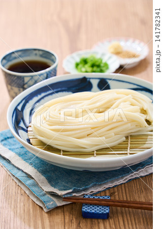 ざるうどん 讃岐うどんをお皿に盛った冷たい麺料理 141782341