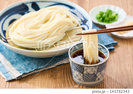 ざるうどん 讃岐うどんをお皿に盛った冷たい麺料理 ざるうどん 讃岐うどんをお皿に盛った冷たい麺料理 141782343
