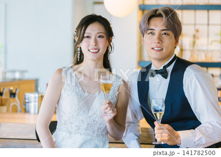 シャンパンで乾杯する新郎新婦  ウエディング 141782500