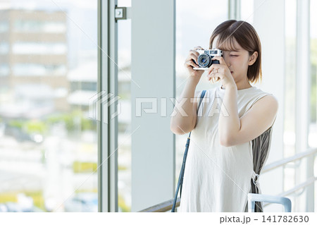 カメラで写真を撮る女性 カメラで写真を撮る女性 141782630