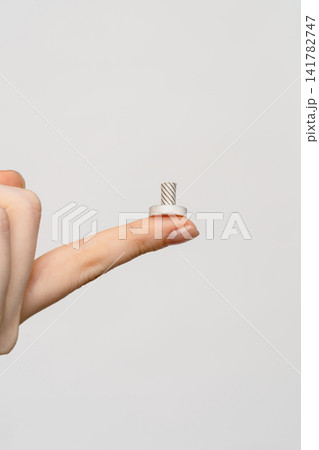 指先に載せた未使用の台座灸と広い余白 指先に載せた未使用の台座灸と広い余白 141782747