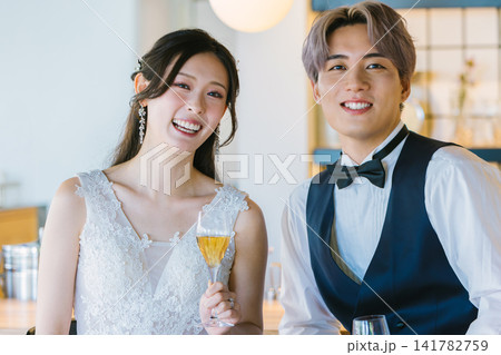 シャンパンで乾杯する新郎新婦  ウエディング 141782759