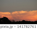 オレンジに染まる夏の夕暮れ空 141782761