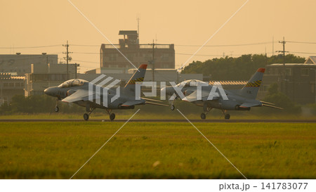 夕暮れに離陸する航空自衛隊T-4練習機 夕暮れに離陸する航空自衛隊T-4練習機 141783077