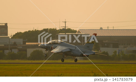 夕暮れに離陸する航空自衛隊T-4練習機 141783079