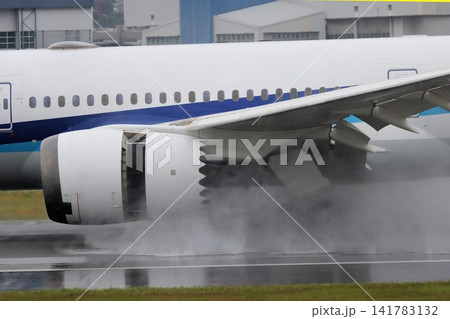 B787 雨の逆噴射、飛沫のドラマ B787 雨の逆噴射、飛沫のドラマ 141783132