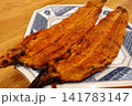 皿からはみ出す特大うなぎの蒲焼き 141783147