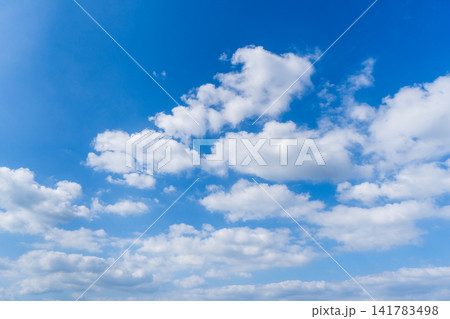 猛暑日の午後の夏空 猛暑日の午後の夏空 141783498