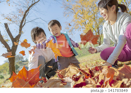 紅葉の公園で遊ぶ3人家族 紅葉の公園で遊ぶ3人家族 141783849