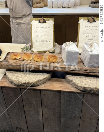 釜山の人気ベーカリーで並ぶ焼きたて塩パンの店内風景 釜山の人気ベーカリーで並ぶ焼きたて塩パンの店内風景 141783939