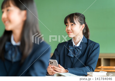 学校の教室でスマホを使ってオンライン授業を受ける小学生・中学生・高校生(ICT教育) 学校の教室でスマホを使ってオンライン授業を受ける小学生・中学生・高校生(ICT教育) 141784046