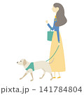 犬の散歩をしている女性 141784804