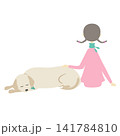 寝ている犬の隣に座っている女の子 141784810